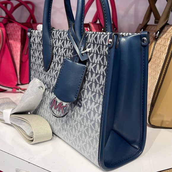 Michael Kors Mirella Small Ombré Signature Logo Crossbody Bag
Navy 
NWT - Picture 10 of 16